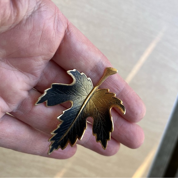 Maple Leaf Brooch Vintage Lapel Pin - Picture 7 of 12